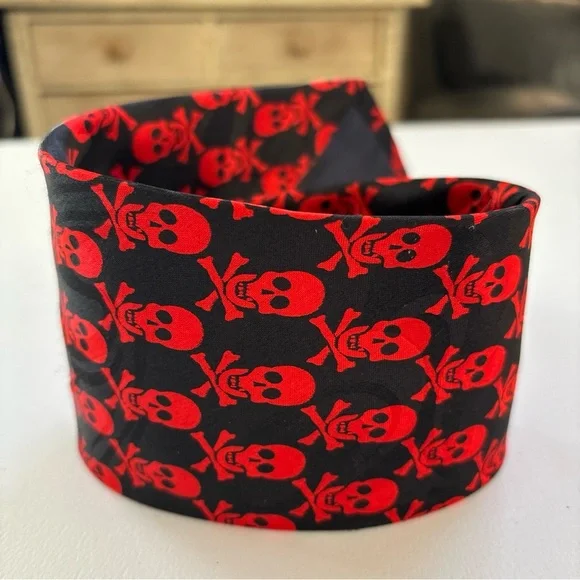 Red and Black Skull Pattern Tie goth Halloween used good condition 💀 - Picture 11 of 12